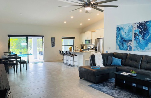Mariner House | New: Relaxing Saltwater Pool & Spa, quiet neighborhood. May- Sept Discounts