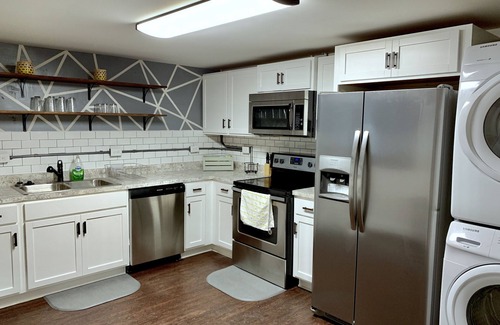 Enderly Park Apartment | NEW Remodeled duplex /6 mins from Airport, Downtown CLT & great food!