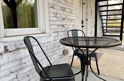 Enderly Park Apartment | NEW Remodeled duplex /6 mins from Airport, Downtown CLT & great food!