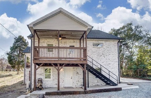 Enderly Park Apartment | NEW Remodeled duplex /6 mins from Airport, Downtown CLT & great food!