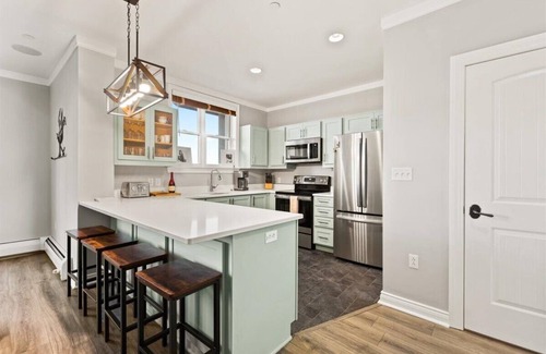 Stratton Mountain Condo | New Renovated 3BR/4BTH Condo Sleeps 10 Gym Heated Pool Walk to Stratton Mtn
