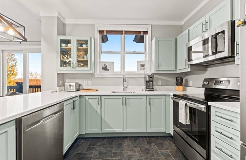 Stratton Mountain Condo | New Renovated 3BR/4BTH Condo Sleeps 10 Gym Heated Pool Walk to Stratton Mtn