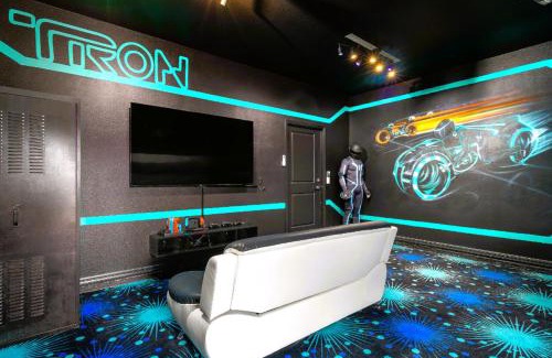 Four Corners House | New Resort Private Pool & Spa Outdoor Theater Game Room Minutes to Disney World