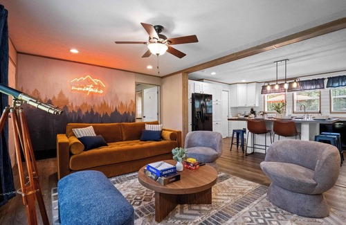 Fayetteville House | New River Escape -Game Room Hot Tub Fire Pit Yard Games Sleeps 10+