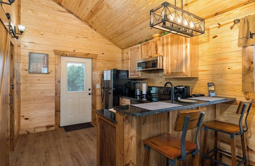 Stanley Cabin | New Romantic LURAY Couples Log Cabin #3 Hot Tub Stone Fireplace Mountain Viewn