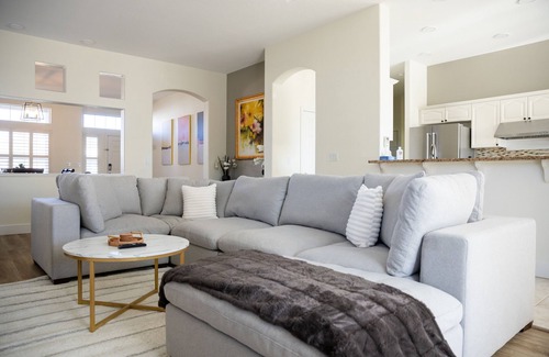 Reno House | NEW Roomy Upscale, Mt. Rose Ski/Tahoe 25-Min, XL Sofa and 2 Work Desks