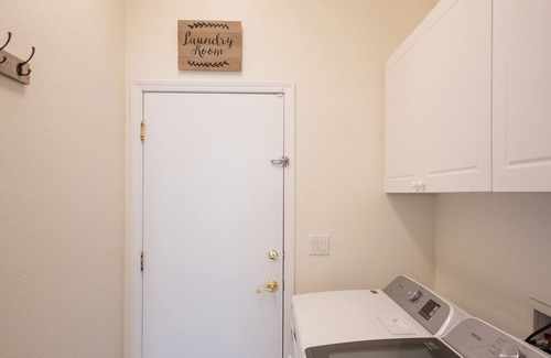 Reno House | NEW Roomy Upscale, Mt. Rose Ski/Tahoe 25-Min, XL Sofa and 2 Work Desks