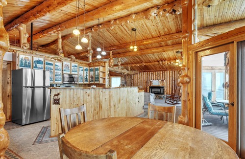 Harding-Birch Lakes House | NEW! Rustic Retreat with Stunning Mountain Views