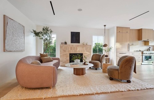 Sherman Oaks Apartment | NEW! Sherman Oaks Luxury Retreat w/Saltwater Pool