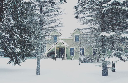 West Dover House | New Ski home next to mount snow, kingswood. Ski bus to front door and pool