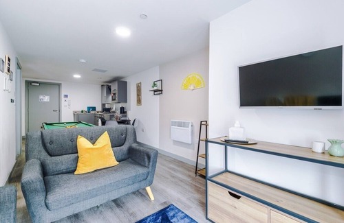 Chinatown Apartment | NEW! Sleeps 4, Pool Table, Stylish Apartment