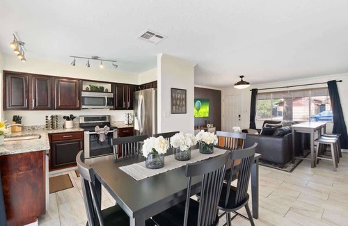 Glendale House | *NEW* Southwest Pool Oasis! Ping Pong & Mini Golf!
