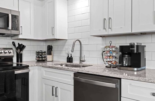 Royal Oak Apartment | New! Spacious 1BR Flat in the Heart of Royal Oak