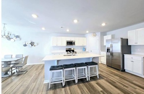 Southport House | New Spacious 3BR/2.5BA Beach House