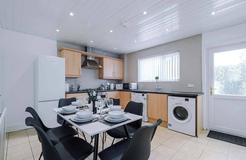 Clayton House | NEW! Spacious Home, Ideal for Groups, FREE Parking