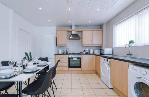 Clayton House | NEW! Spacious Home, Ideal for Groups, FREE Parking