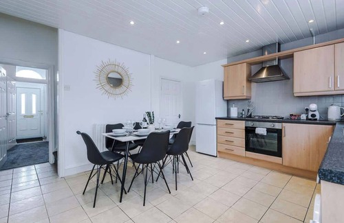 Clayton House | NEW! Spacious Home, Ideal for Groups, FREE Parking