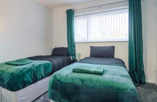 Hyde House | NEW Spacious House 2 Bedrooms 5 Beds 5 Guests WiFi