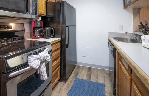 Vail Apartment | New! Stones Throw To Vail Village | Walk to Lionshead | Pool & Hot Tub
