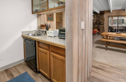Vail Apartment | New! Stones Throw To Vail Village | Walk to Lionshead | Pool & Hot Tub