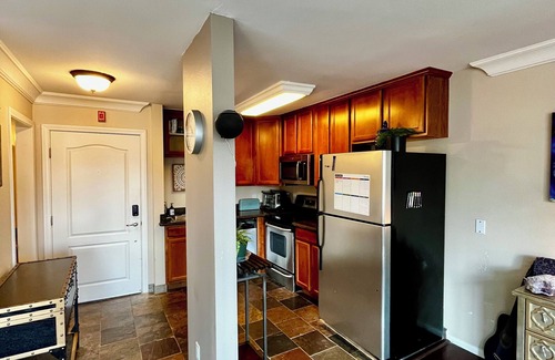North Pacific Beach Apartment | NEW! Studio by the Beach & Boardwalk. Very Walkable. Gym, Sauna, Jacuzzi, BBQs