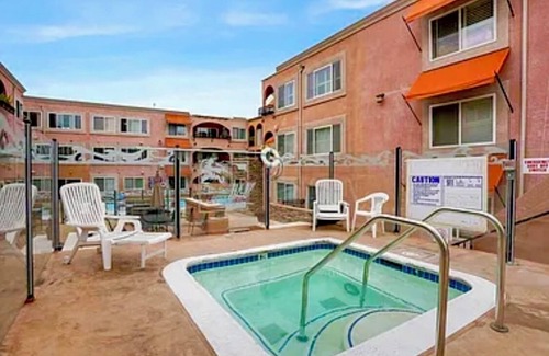 North Pacific Beach Apartment | NEW! Studio by the Beach & Boardwalk. Very Walkable. Gym, Sauna, Jacuzzi, BBQs