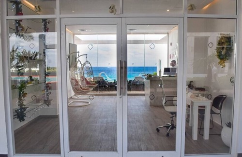 Zona Hotelera Apartment | New studio, stunning lagoon views, beach access
