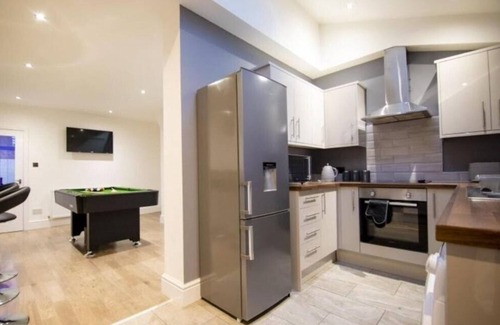 Bolton House | New Stunning Bolton Abode-Pool table-Parking