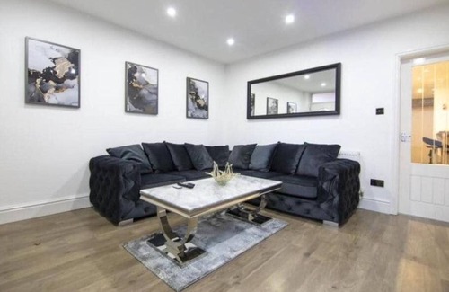 Bolton House | New Stunning Bolton Abode-Pool table-Parking