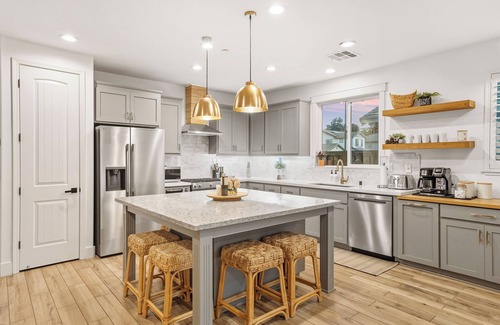 Sacramento House | NEW Stylish 5-Bed, 3-Bath Home Near Downtown with EV Charger