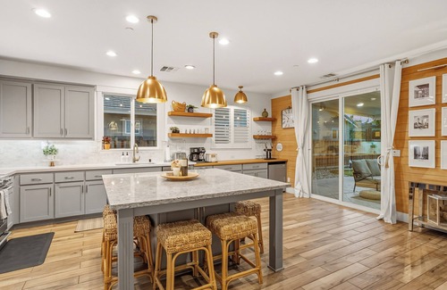 Sacramento House | NEW Stylish 5-Bed, 3-Bath Home Near Downtown with EV Charger
