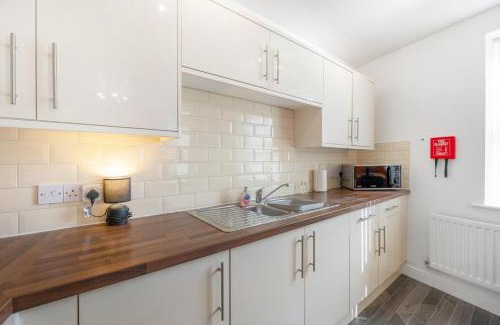 Stockton-on-Tees Apartment | NEW! Stylish 5-Bed Apartment in Stockton-on-tees by Stay With Us, Perfect for Contractors & Large Groups, FREE Parking!