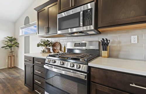 Nampa House | New, Stylish & centrally located. By Ford Idaho Center, shops & restaurants!
