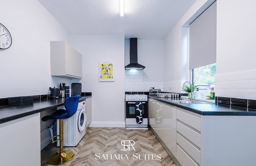 Salford House | New! Stylish 4BED Salford Home | Parking | Sleep 9