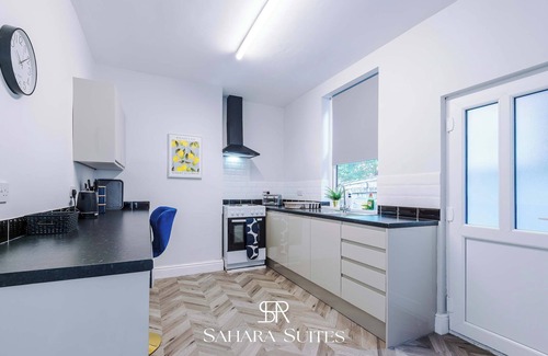 Salford House | New! Stylish 4BED Salford Home | Parking | Sleep 9