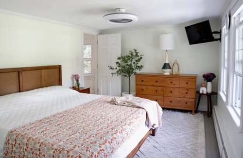 Saugerties House | NEW Stylish Waterfront Retreat - Skiing, Swimming, Hot Tub