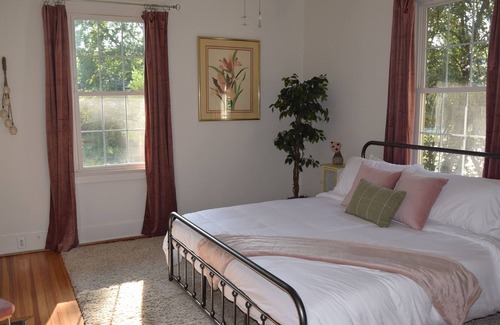 Columbia House | NEW! Sunny & Spacious - Walk to USC Games & More!
