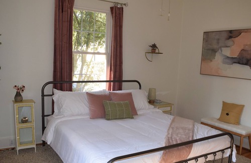 Columbia House | NEW! Sunny & Spacious - Walk to USC Games & More!