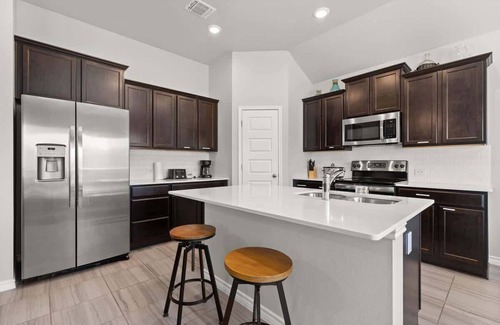 Temple House | New* Temple 6 Bd Home, Safe Neighborhood, 5 Mi to BS&W & UMHB! Insurance Housing