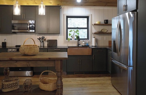 Saluda Cottage | NEW! The Cottage at Whispering Falls: LUXURY & PRIVACY on 7 acres - King beds