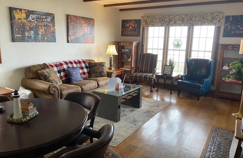 Racine House | New! The Gatsby! Pro Cleaned, Self Check In Sleeps 12