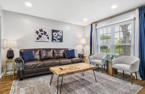 South Arlington House | New! The Prairie House with Cowboy Pool & Fire Pit