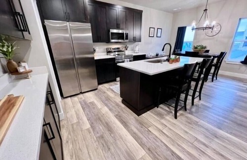 Ammon House | New Towhhome in heart of Idaho Falls walk to WalMart. 4 Bedroom sleeps 8