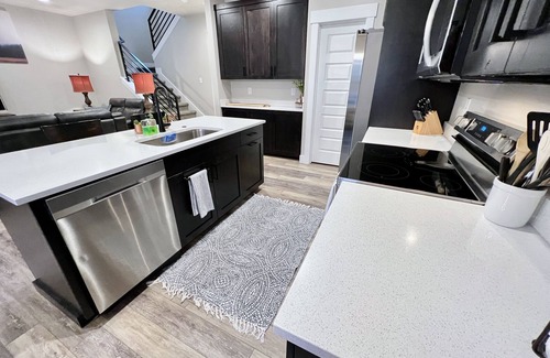 Ammon House | New Towhhome in heart of Idaho Falls walk to WalMart. 4 Bedroom sleeps 8