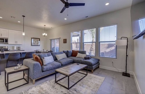 Washington House | NEW Townhome - Private Hot Tub, Fire Pit & Pool