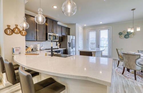 Southeast Houston House | New! Upscale Gateway, 15 min to NRG stadium , Downtown Houston and Med center.