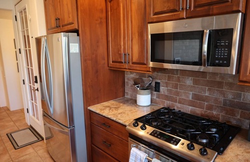 Uptown Sedona House | New Uptown Listing: Pool, Roof Deck, Heated Outdoor Dining, Hot tub, 75" TV!