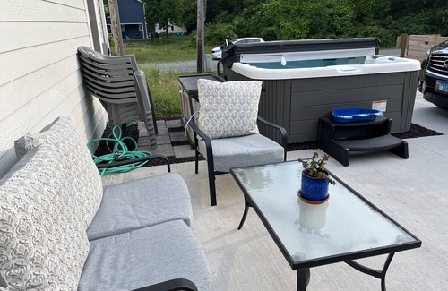 Michigan City House | New Vacation Home - 4 Bed/3 Bath w/Hot Tub & Fire pit - 5 min to beach