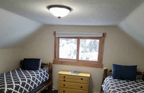 Vail Cabin | **NEW** Vail Cabin, Sleeps 8 Great Location, Smores, Park