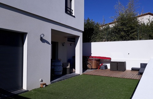 Bouzigues Villa | New - Villa with Jacuzzi Bouzigues near Etang de Thau and village center